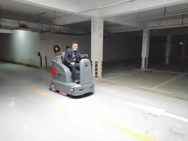 和田小区物业保洁不用人力改用驾驶式洗地机了